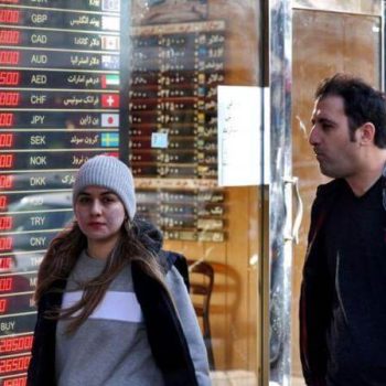 وعده رئیس بانک مرکزی ایران درباره حذف دلار مسافرتی در سفر به کشورهای منطقه. امسال شش بانک در ایران از طریق ۱۷۹۰ شعبه به متقاضیان سفر در دوران اربعین خدمت ارزی ارائه داده بودند.