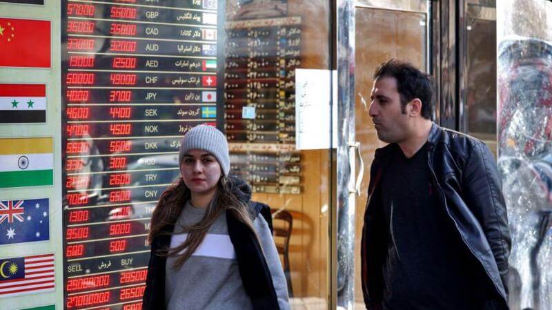 وعده رئیس بانک مرکزی ایران درباره حذف دلار مسافرتی در سفر به کشورهای منطقه. امسال شش بانک در ایران از طریق ۱۷۹۰ شعبه به متقاضیان سفر در دوران اربعین خدمت ارزی ارائه داده بودند.