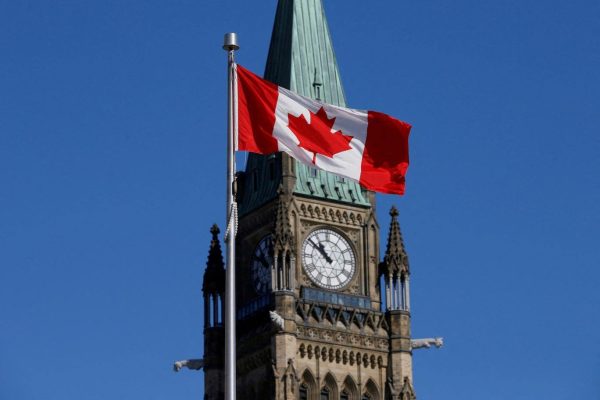 کانادا تسهیلات ویژه برای ایرانیان را یک سال دیگر تمدید کرد. ایرانیانی که با اقامت موقت معتبر در کانادا به‌سر می‌برند می‌توانند با تمدید بدون هزینه ویزای خود به کار و تحصیل و دیدار خانواده در کانادا ادامه دهند.