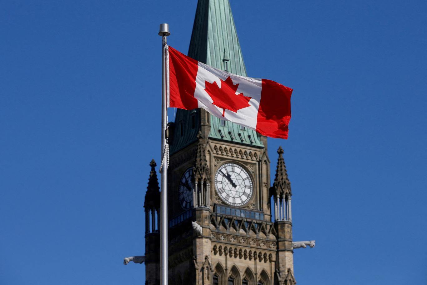 کانادا تسهیلات ویژه برای ایرانیان را یک سال دیگر تمدید کرد. ایرانیانی که با اقامت موقت معتبر در کانادا به‌سر می‌برند می‌توانند با تمدید بدون هزینه ویزای خود به کار و تحصیل و دیدار خانواده در کانادا ادامه دهند.