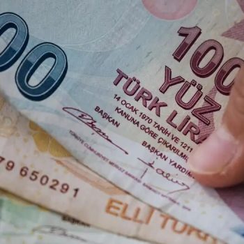 بانک مرکزی و سیاستمداران ترکیه از پس مهار نرخ تورم و سقوط ارزش لیر ناتوان مانده‌اند. طبق آمار رسمی، نرخ گرانی کالاها و خدمات در ماه فوریه به حدود ۷۰ درصد رسیده است. کاهش نرخ برابری لیر در مقابل هر دلار همچنان ادامه دارد.