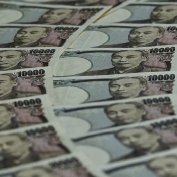 بهای ین ژاپن در برابر دلار آمریکا به پایین‌ترین سطح خود طی ۳۴ سال گذشته سقوط کرد و ارزش هر دلار به ۱۵۱.۹۷ ین رسید.